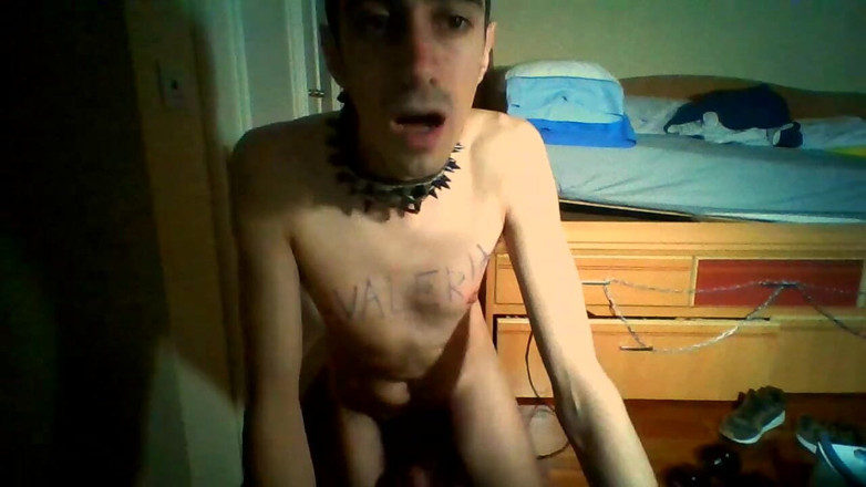 Slave Sparrow: BDSM relace na webové kameře s binder klipy