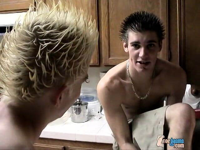 Toegasms: 스트레이트 소년과 함께하는 지저분한 발 재미