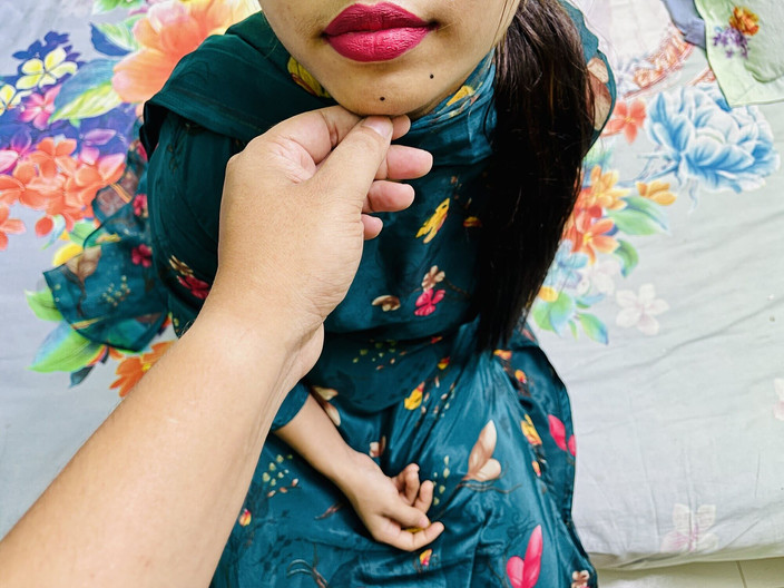 Kaleonjoybd: Adik tiriku yang seksi pertama kali sama aku