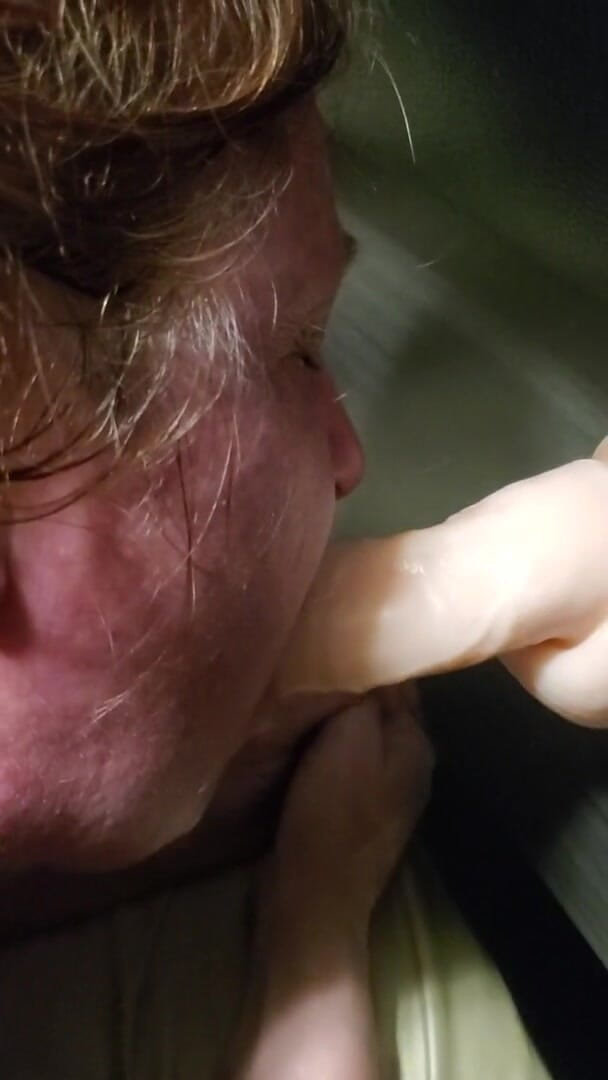 Tjedwards: Esposa chupando vibrador enquanto é fodida