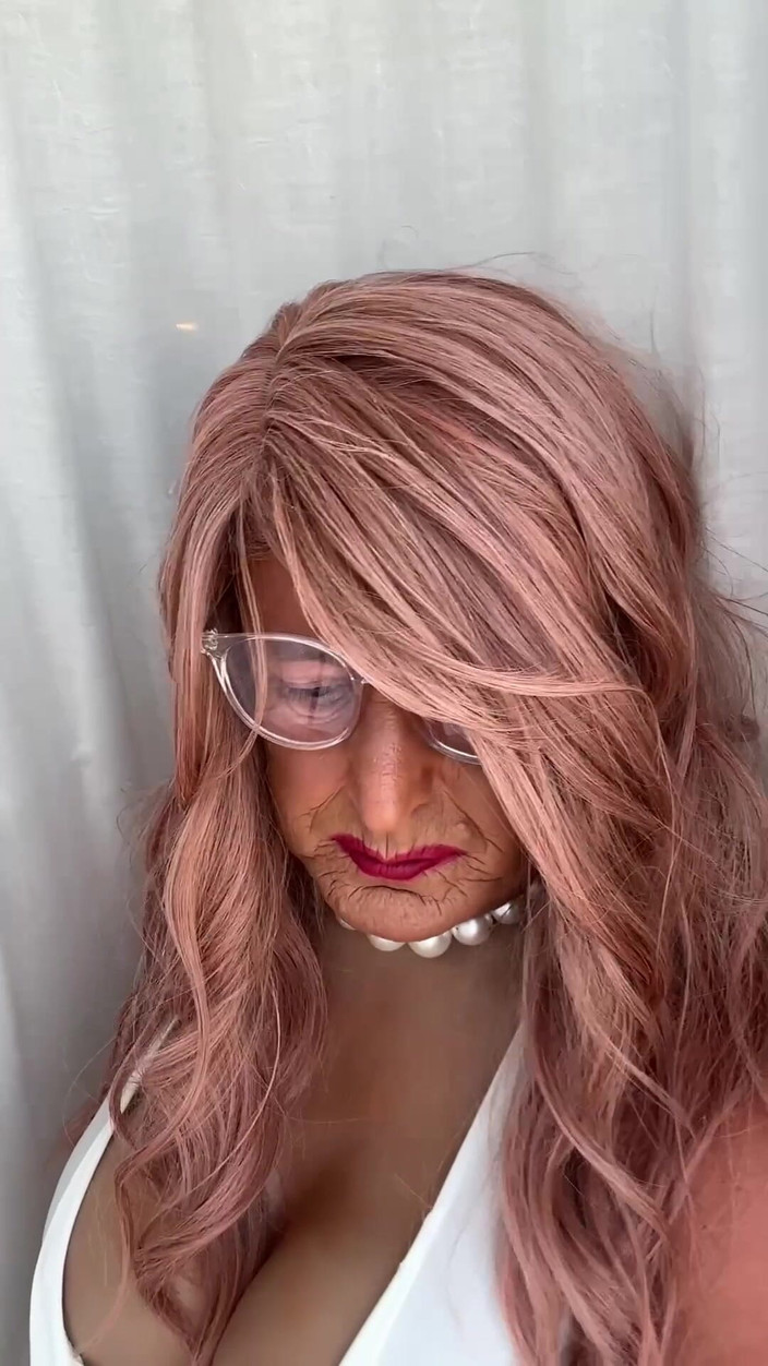 Kellycd2022: सेक्सी क्रॉसड्रेसर kellycd2022 सेक्सी सफेद पोशाक और ऊँची एड़ी के जूते में