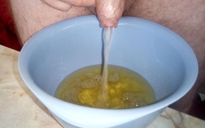 Sex hub male: Close up when John is peeing into a plastic bowl