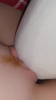 Gimana caranya orgasme tanpa tangan? Memek cewek mungil ini dientot habis-habisan pakai bantal