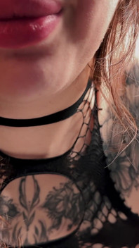 Bajo Mi Peso: Diosa Straddle, Saliva Y Adoración De Pedos