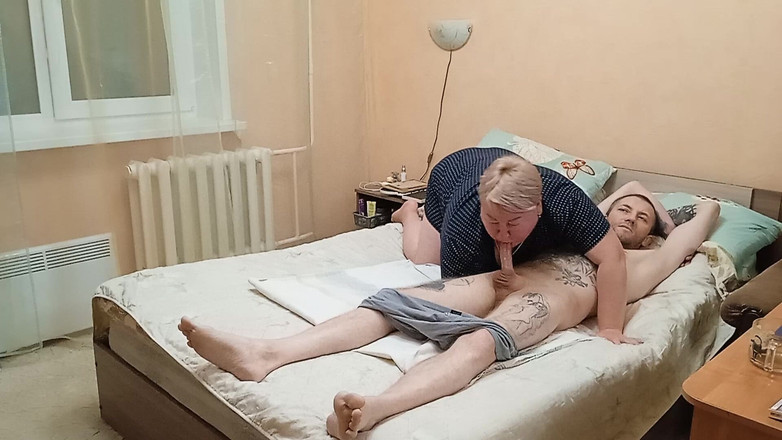 Zona901: Mijn vrouw volgt hoe mijn schoonmoeder aan mijn lul zuigt