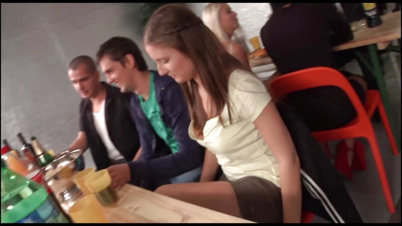 Berlin Orgy: パーティー十代の若者たちは、素晴らしい乱交で砲撃される