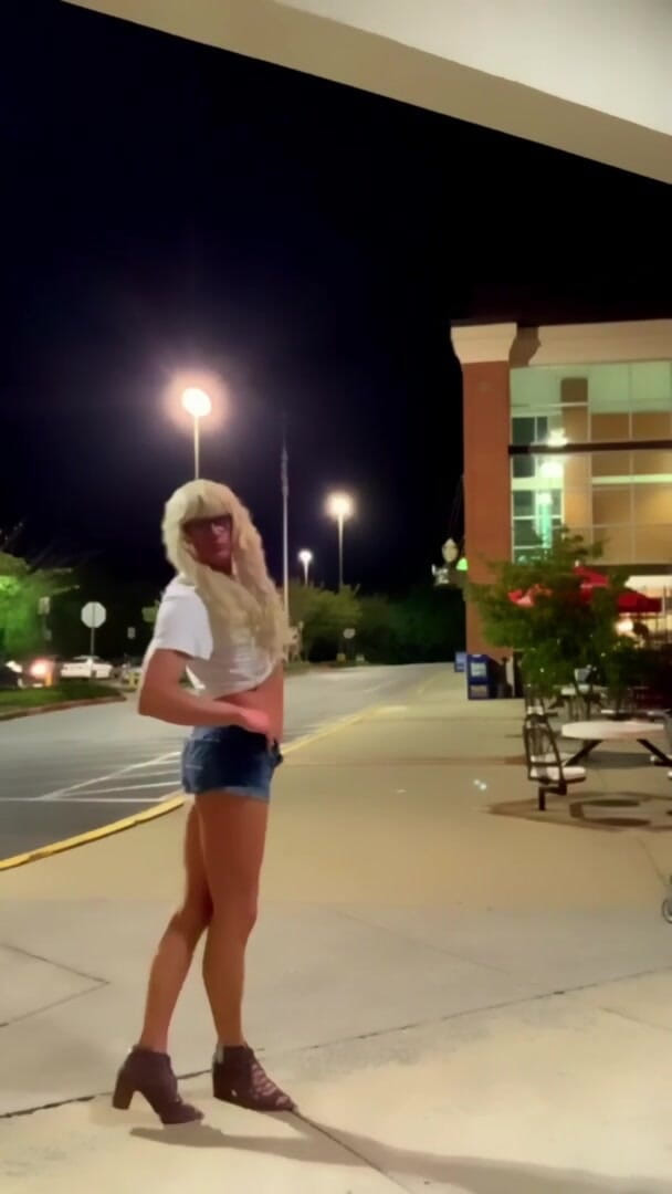 CindieLove: Cindie Love 长性感的腿酒店微风假阳具肛交冒险！