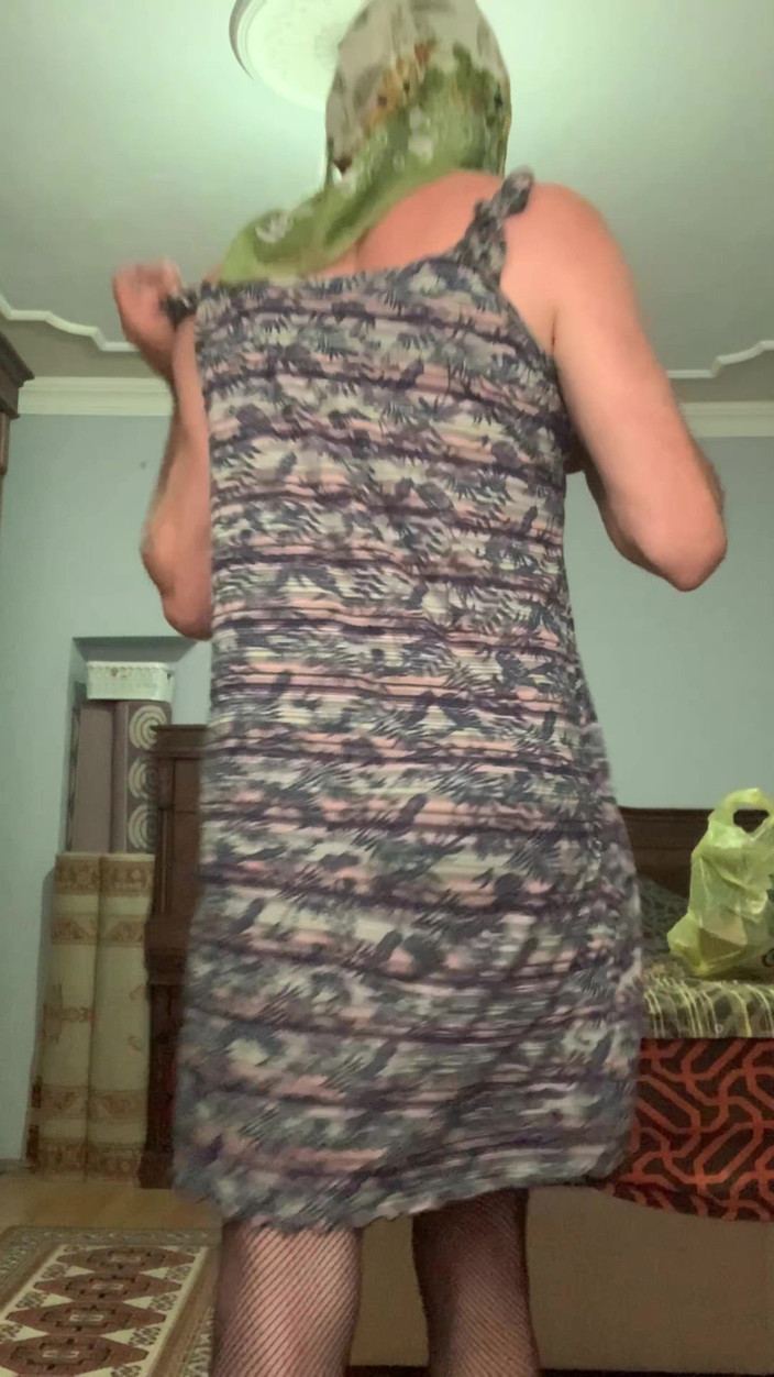 cd_aysemmm: मेरी हिजाबी बड़ी गांड वाली सौतेली मम्मी कपड़े उतार रही है