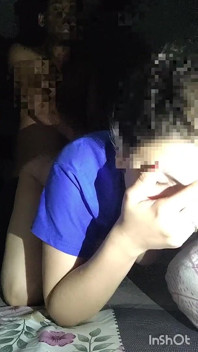 Üvey anne kanepede oturuyor, eğleniyor