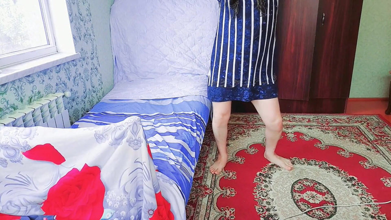 Kitty_Cross: 顽皮的娘娘腔微笑地拿着柔和的礼品盒