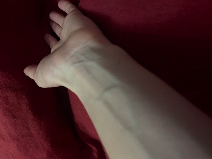 Princess Aisha: Veias inchadas sensuais em uma mão fina