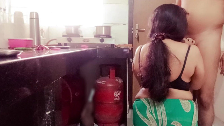 Your Arya: 德西印度大胸部继母arya在厨房做饭时被继子性交