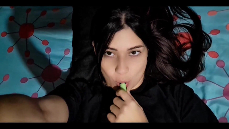 Yulieth Gomez: Tati, îți place cum mă ating? Da, tati? Da? Da