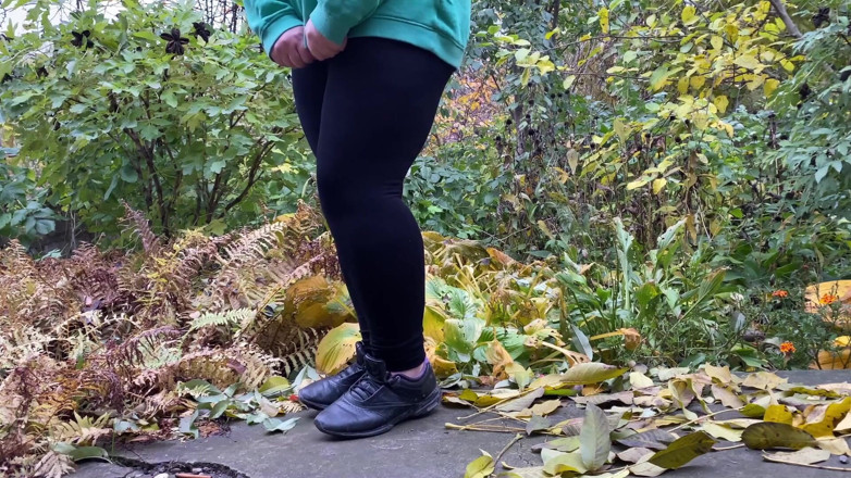 Elena: Fat butt milf pissing outdoors
