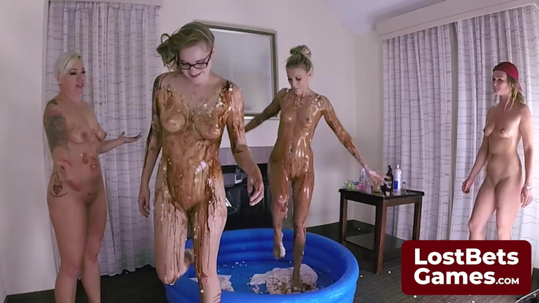 Lost Bets Games: スリリングな2対2のストリップポンゲームにぴったりの素晴らしい4人組