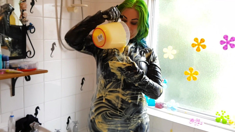 Tattooed Milfy Mama: Costum de pisică umed și dezordonat