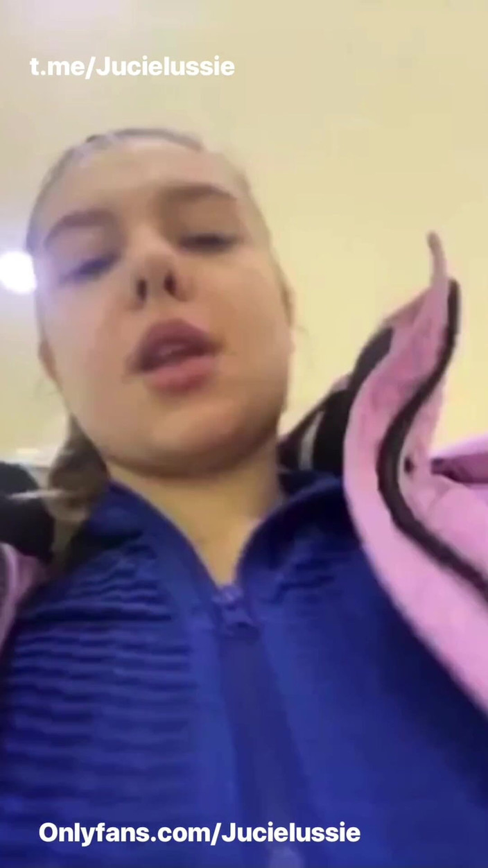 JuiceLussie: Scopata inaspettata nello spogliatoio