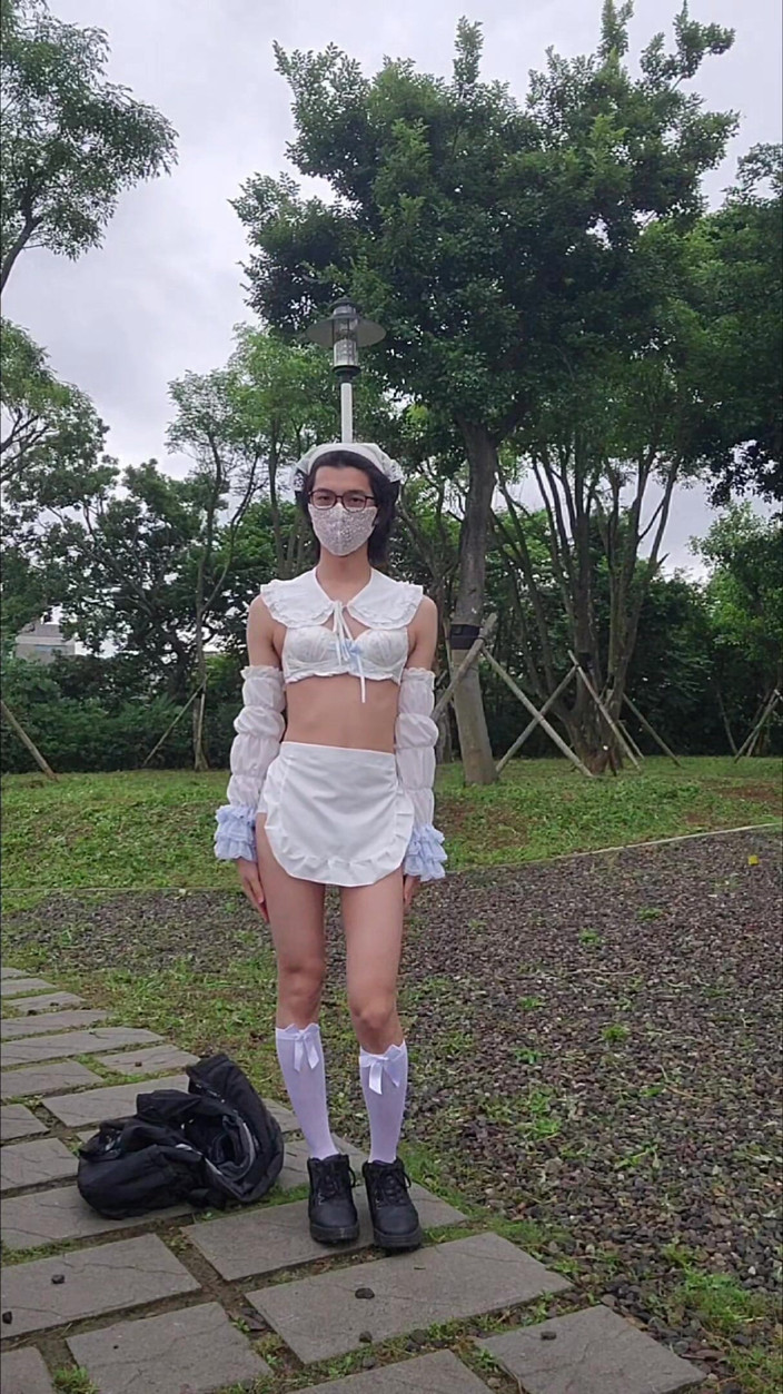 NotAFuta: パークのメイド・エキシビショニスト