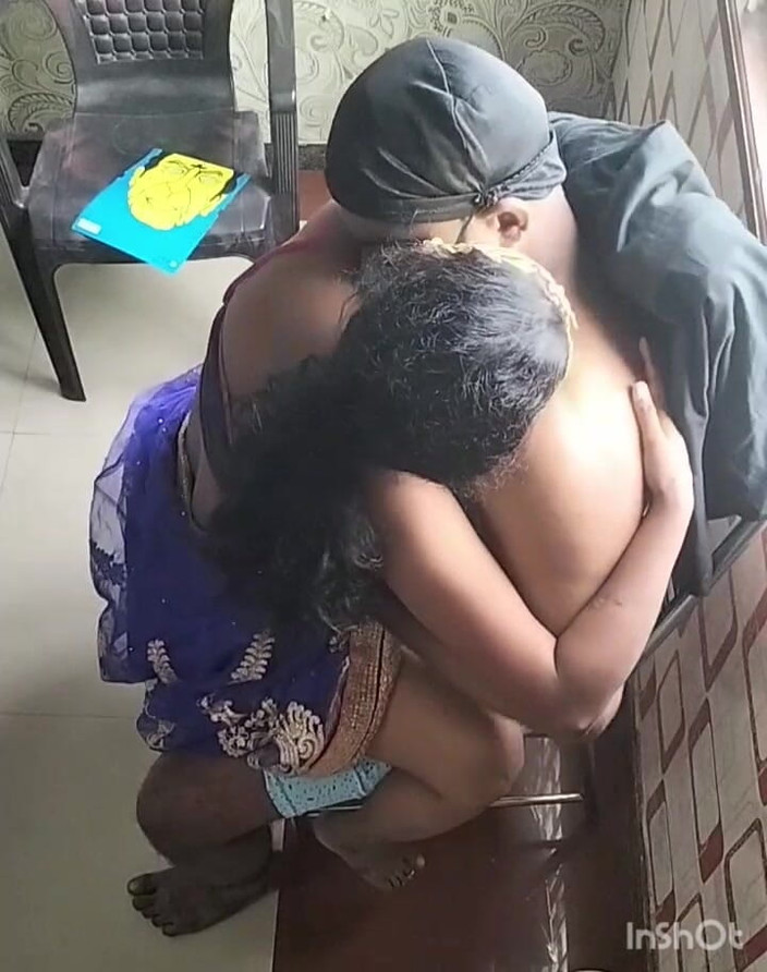 Funny couple porn studio: Une jeune fille et un vieux assis