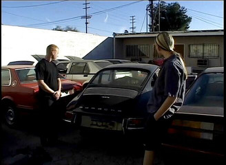 Out Sexxx: Underbar blondin knullas i en skräpgård