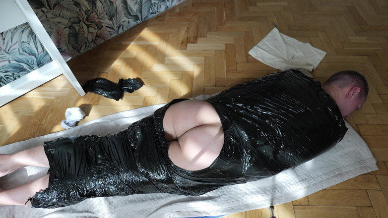 1TeddyBear1: 검은 필름에 싸여 큰 자지로 섹스당했다. 4K 원본. 1부