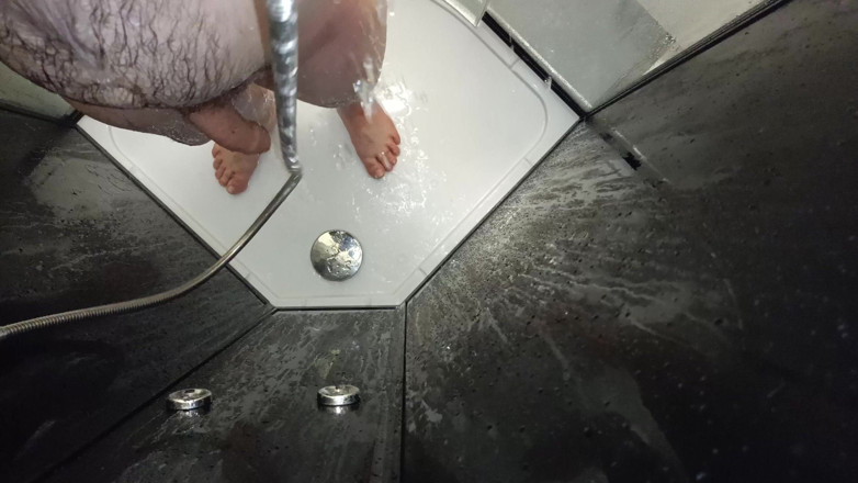 Uhri: Hotel shower hairy guy