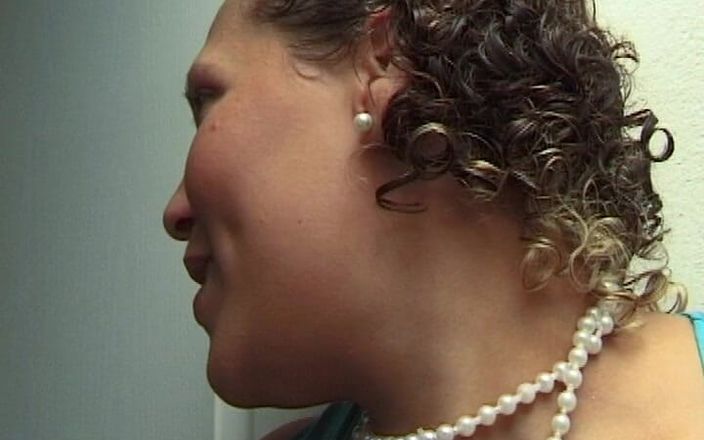 Filles Francaises: Gordinha da França lambendo puta deslumbrante no banheiro