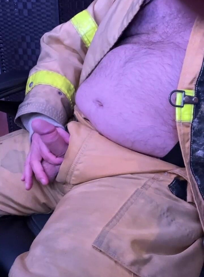 charli: Bombero se masturba y se corre