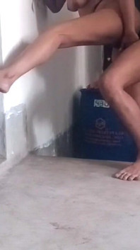 La novia de un amigo follada fingiendo apoyarla