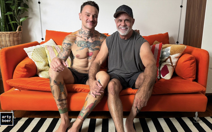 Arty Boer: Arty boer和肌肉爸爸xxx按摩重新制作。