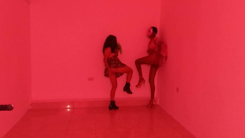 Martin13: 질을 보여주는 관능적인 춤을 추기 위해 함께 모이는 가장 친한 친구