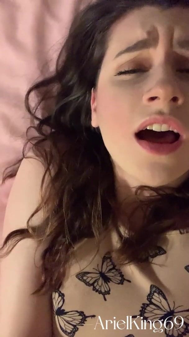 Ariel King: 暑いデートの後のベッドでドミバイブレーターを使う