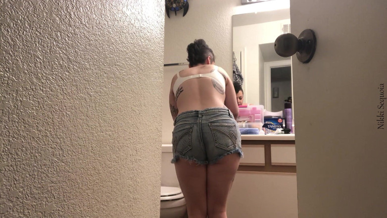 Nikki's Fetishes: Velká nevlastní sestra byla přistižena při kouření