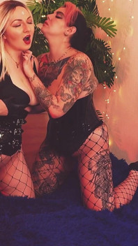 Ateşli azgın lezbiyen orta yaşlı seksi kadınlar salya akıtıyor ve emiyor amcık orgazmı! Arya Grander