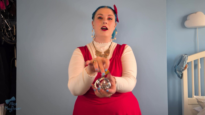 Alice_Mayflower_Scottish: 락토버를 위해 갇힌 뱀파이어 장갑 JOI - 솔로 소녀