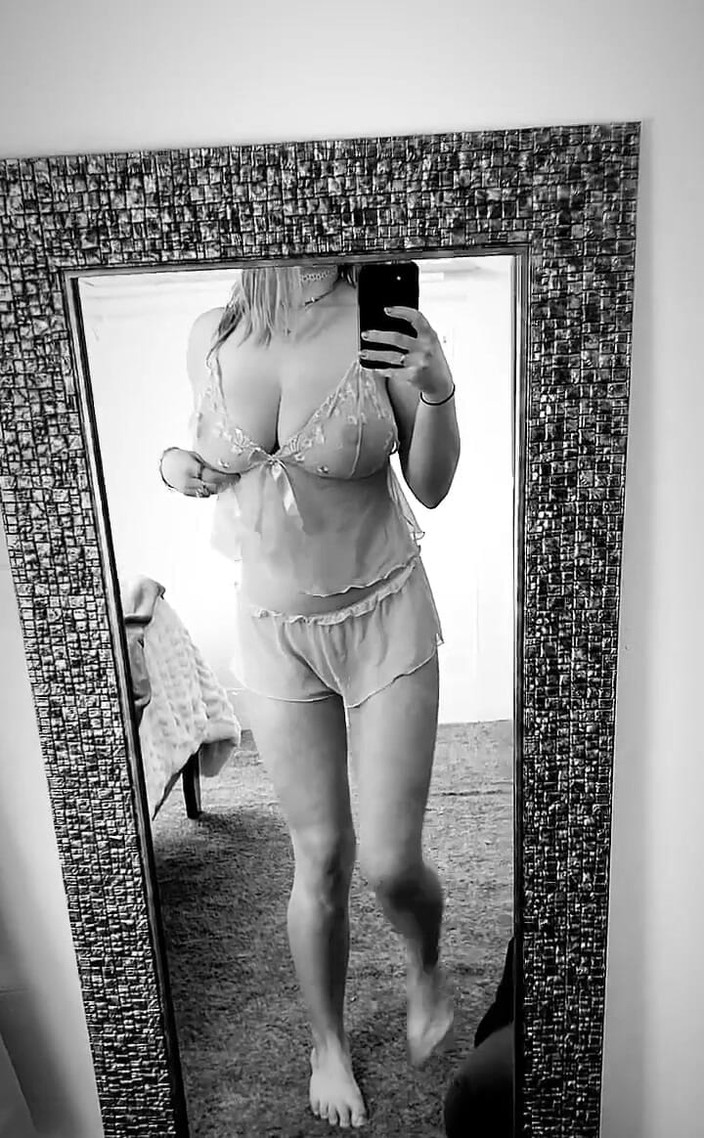 April Sparx: 오늘 밤 늦게 내 라이브를 그리워하지 마십시오. 따라 잡을 수 있습니다.