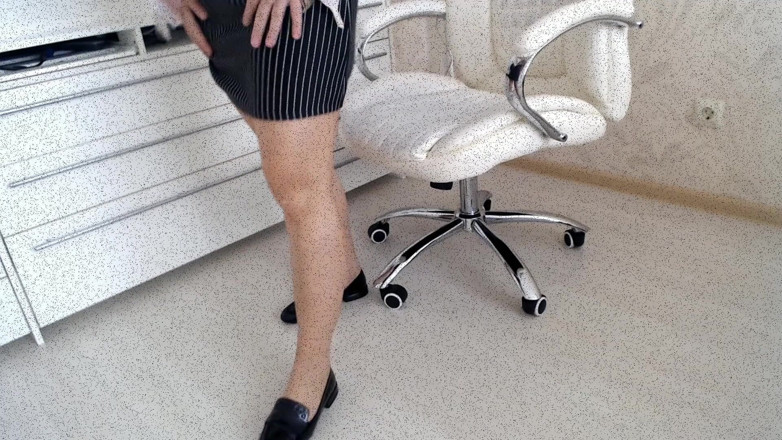 Dream Factory: Legs tease and dangling