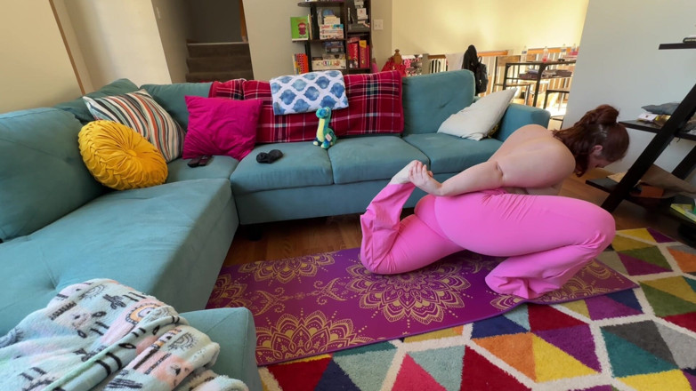 KinkyKatie: Bww MILF Kinky Katie Masturbates During Yoga - JOI