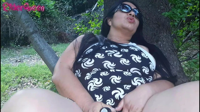 Riderqueen: La bbw si masturba nella country mountain