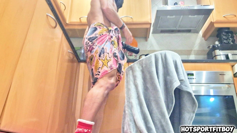 Hotsportfitboy: Big Dick Kitchen Onani - gnugga på counter &amp;massiv cumshot