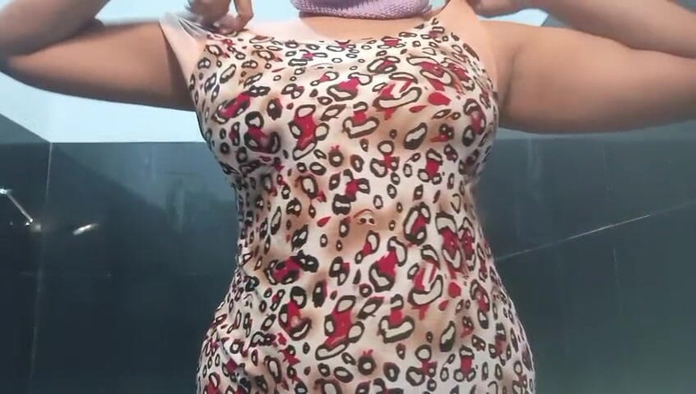 Miya White: Melancap semasa menonton lucah panas. Orgasme buatan sendiri