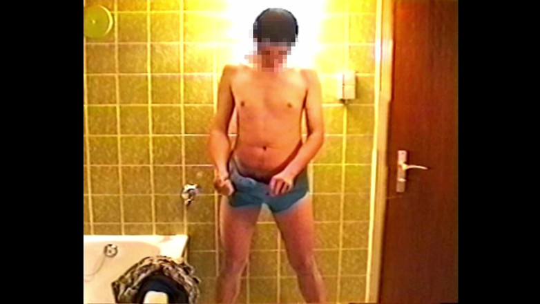 Mark Hannes: Cewek ini lagi asik masturbasi sambil kencing di depan kamera...