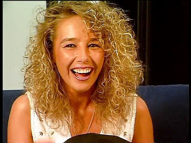 Lucky Wankerz: Splendida bionda si masturba vintage da sola