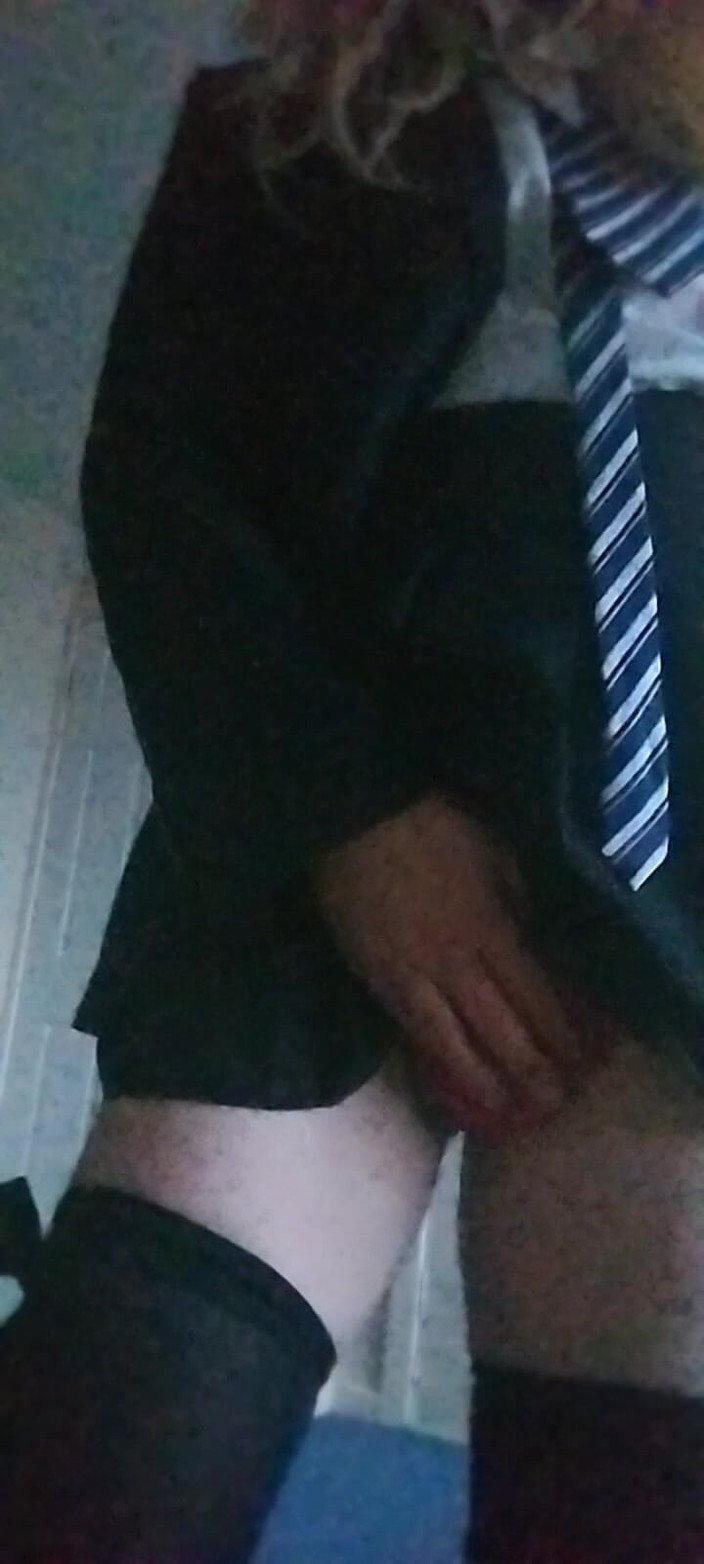 Cindy Belfast: 大学の女子シンディが制服姿で射精