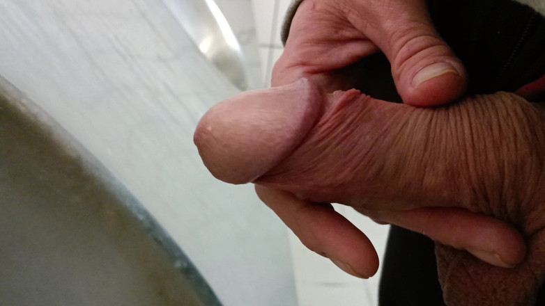 Rockardglans: 小便器での2つの負荷が屋外での巨根のオナニーと絶頂をクローズアップします