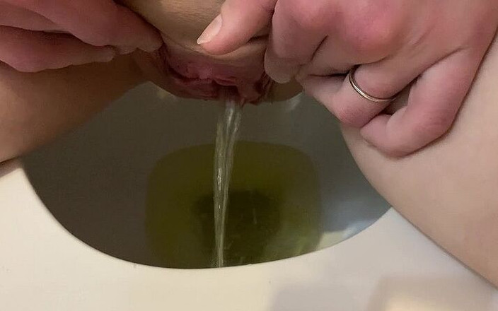 Angel Sky69: Ela faz xixi no banheiro, linda chuva dourada no banheiro