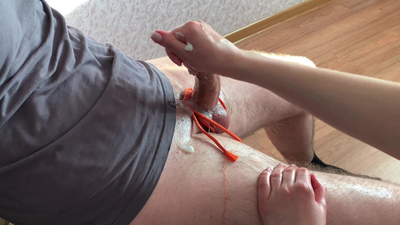 Julia-Softdome: Jag kantar hans penis tills sperma häller ut ur hans...