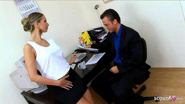 Full porn collection: La segretaria miLF Stressata, quindi il Capo la scopa in...