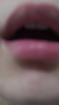 Ma demi-sœur indienne me montre à l’intérieur de sa bouche sa langue et ses dents