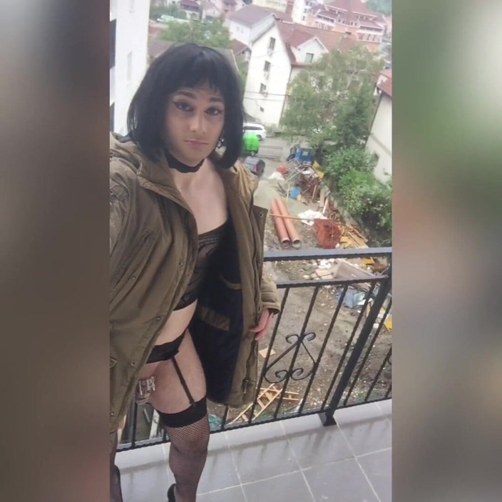 Sissyvalerie69: Prawie złapany przez sąsiada